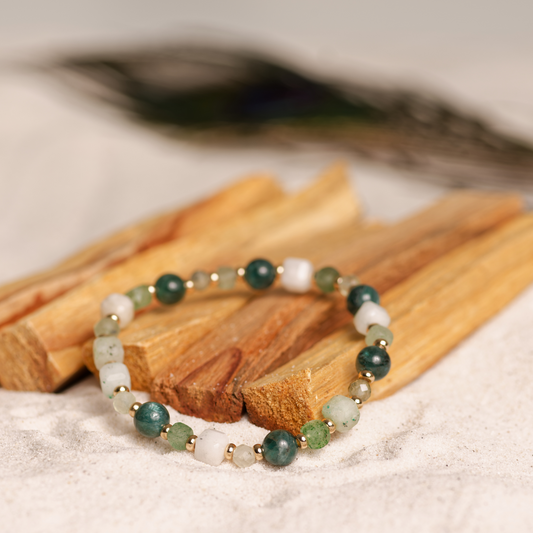 Overflod krystallarmbånd med prehnitt, apatitt, krysopras og burmesisk jade – håndlaget i Oslo