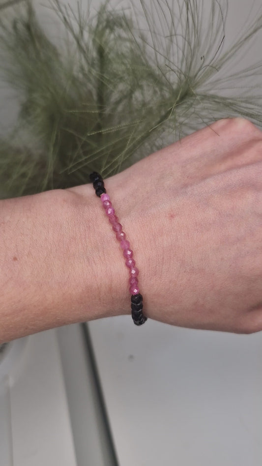 Hjertebeskyttelse armbånd - pink turmalin og svart spinell